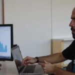 Álvaro Torres mostrando un gráfico ascendente en su portátil tras optimizar campañas