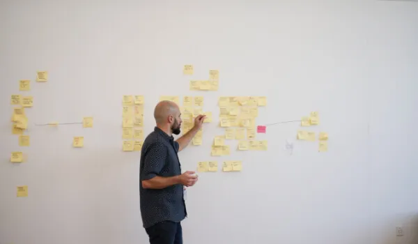 Álvaro Torres estructurando un sitio web con post-its en una pared