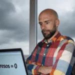 Álvaro Torres mirando un ordenador en el que pone "Ingresos = 0"